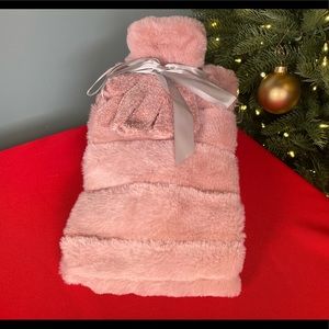 Scarf and gloves gift set.